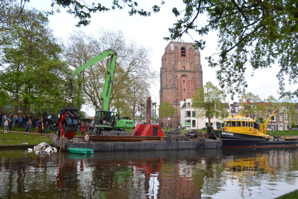 Heftruck dondert in het water op boot
