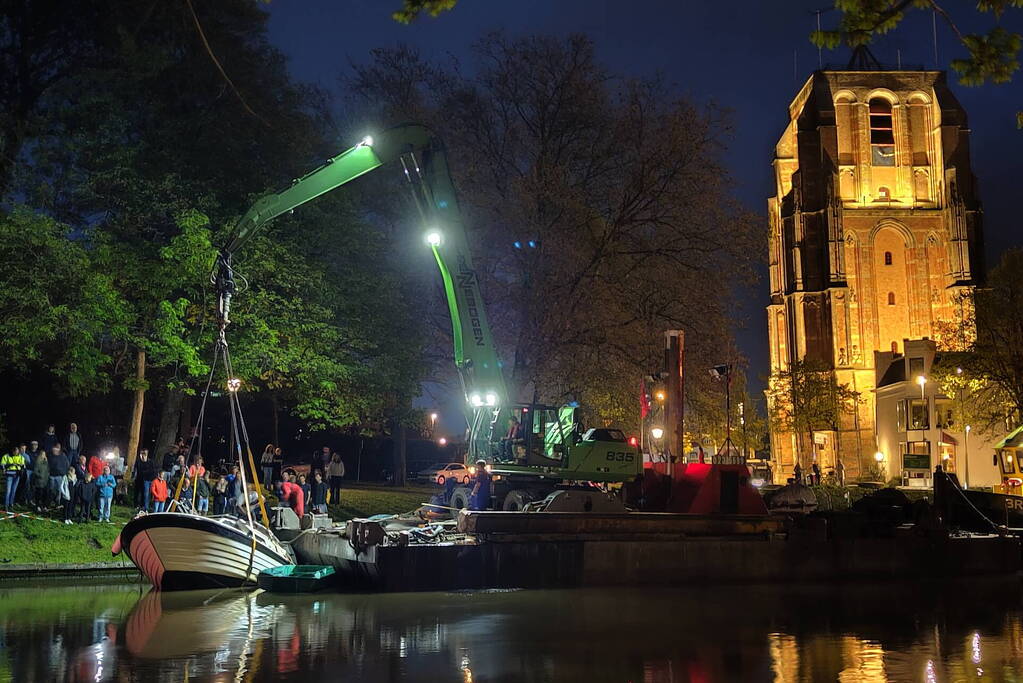 Heftruck dondert in het water op boot