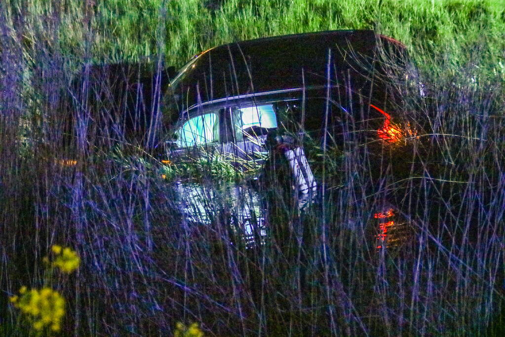 Voertuig te water na aanrijding