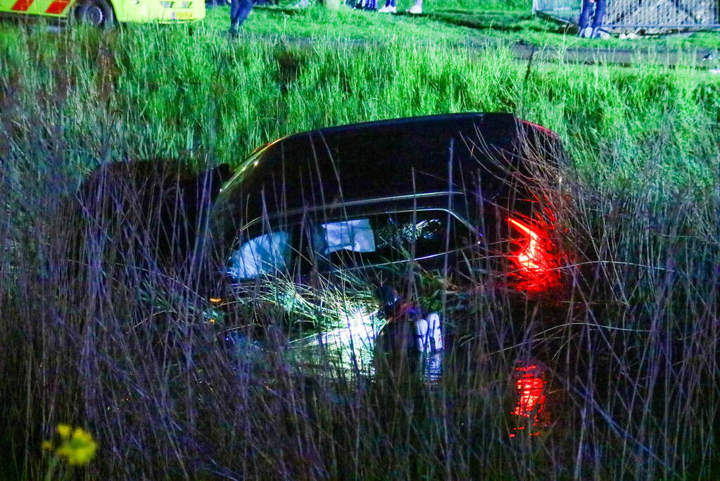 Voertuig te water na aanrijding