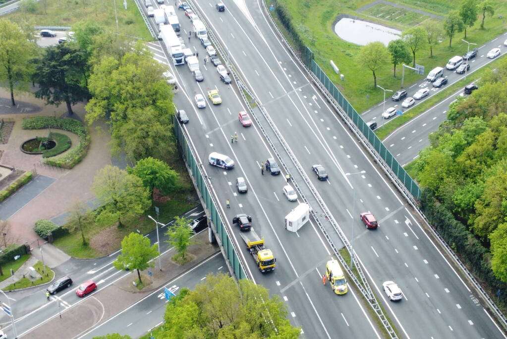 Snelweg afgesloten na gekantelde caravan