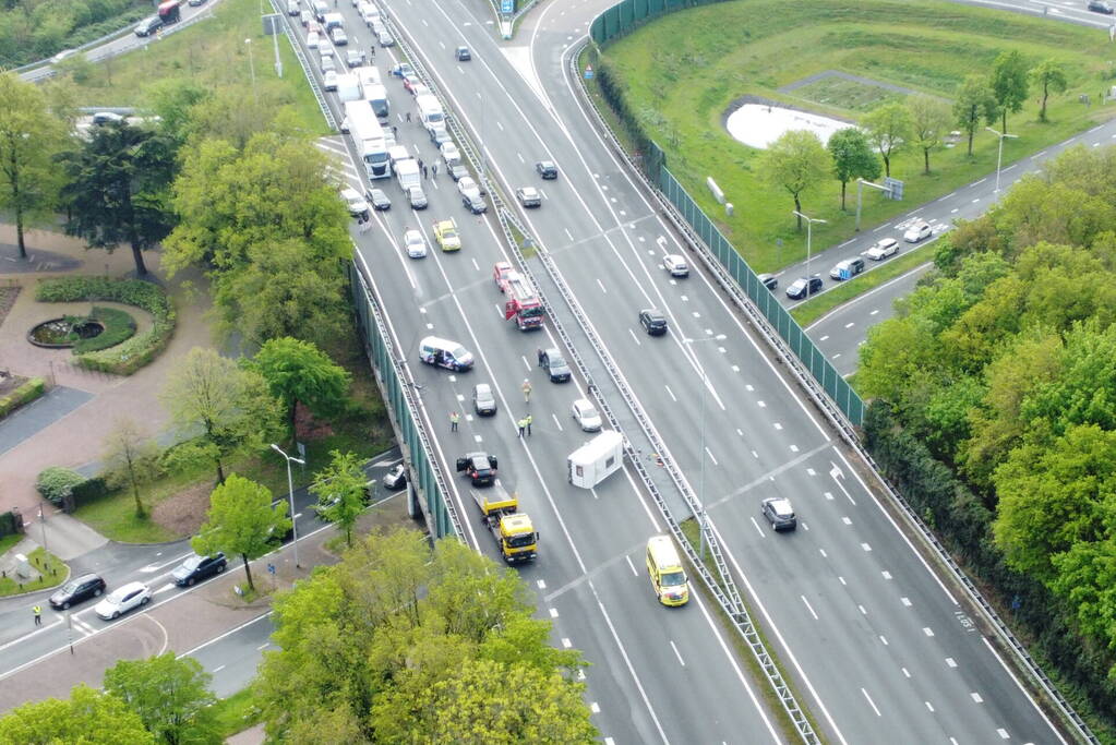 Snelweg afgesloten na gekantelde caravan