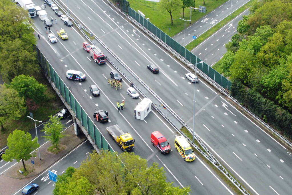 Snelweg afgesloten na gekantelde caravan