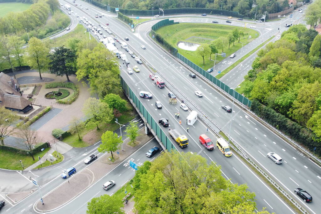Snelweg afgesloten na gekantelde caravan