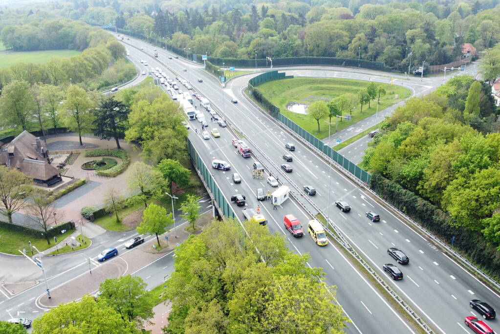 Snelweg afgesloten na gekantelde caravan