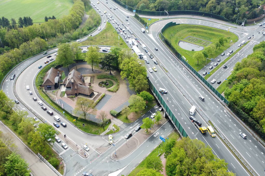 Snelweg afgesloten na gekantelde caravan