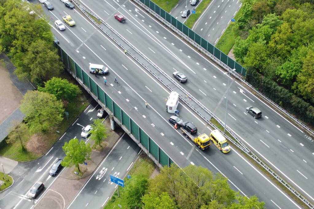 Snelweg afgesloten na gekantelde caravan