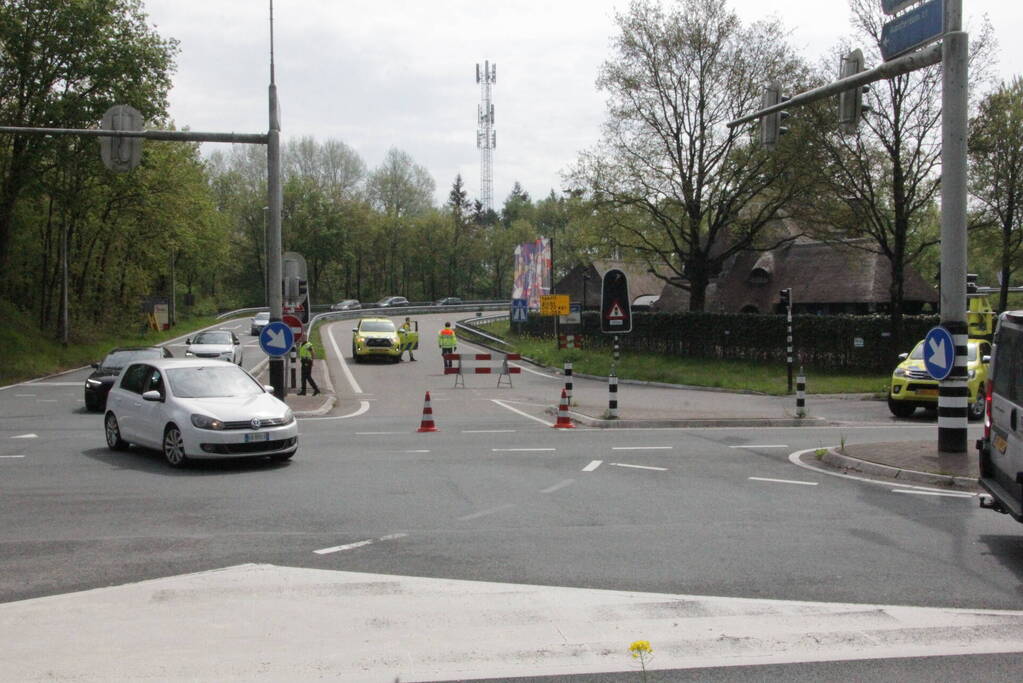 Snelweg afgesloten na gekantelde caravan