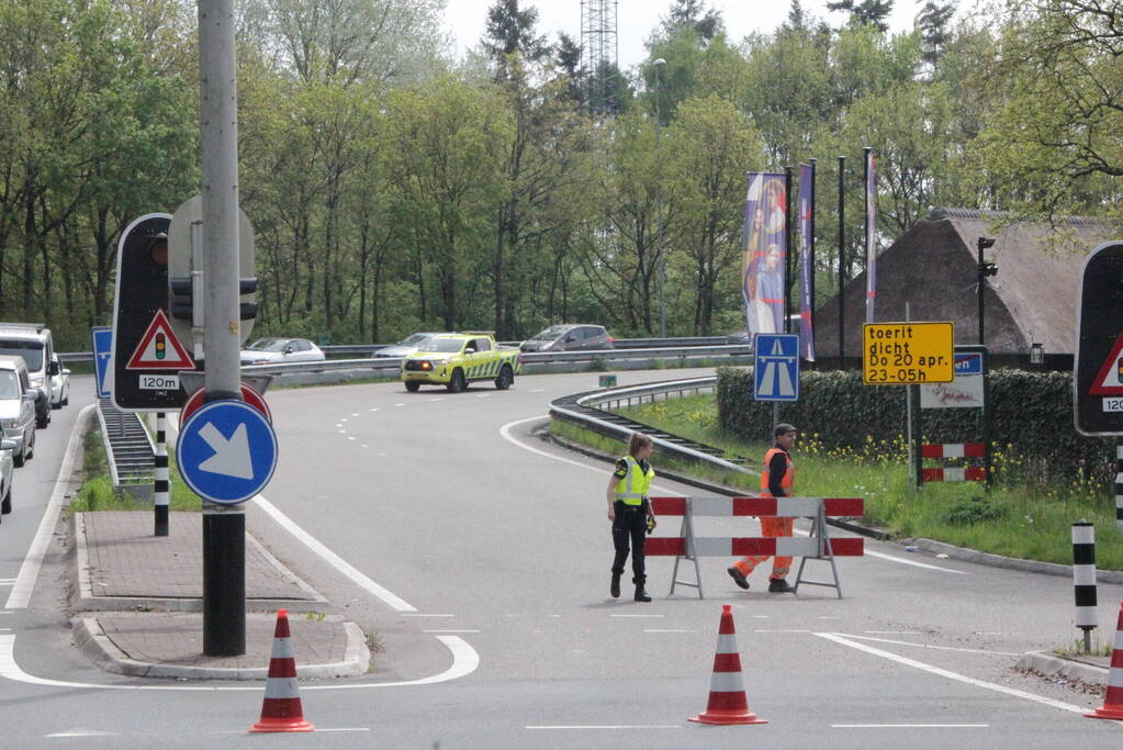 Snelweg afgesloten na gekantelde caravan