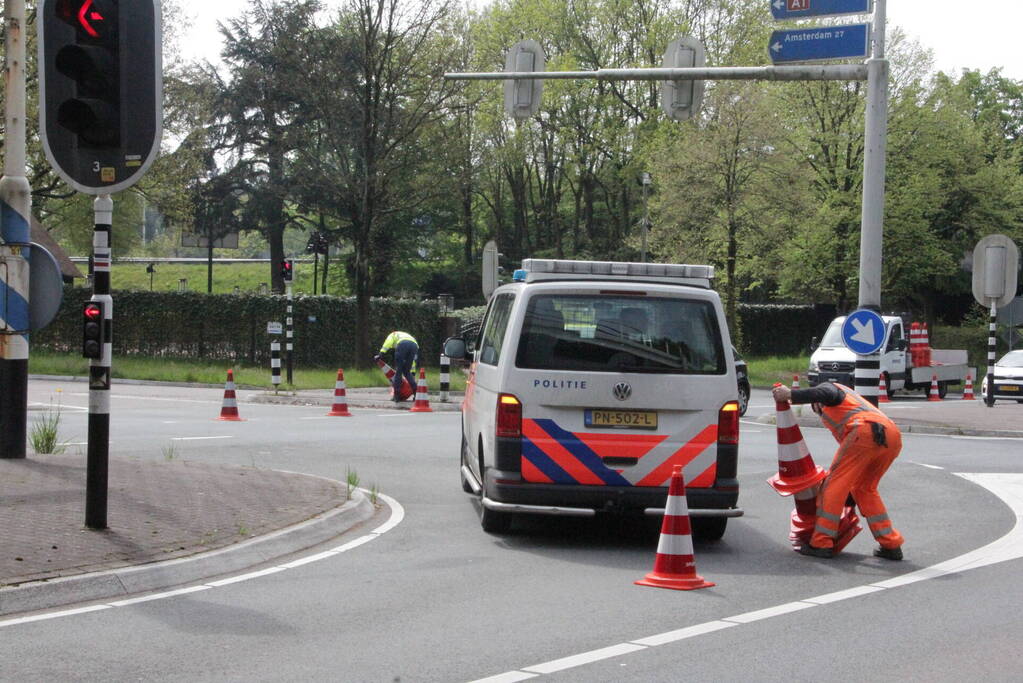 Snelweg afgesloten na gekantelde caravan
