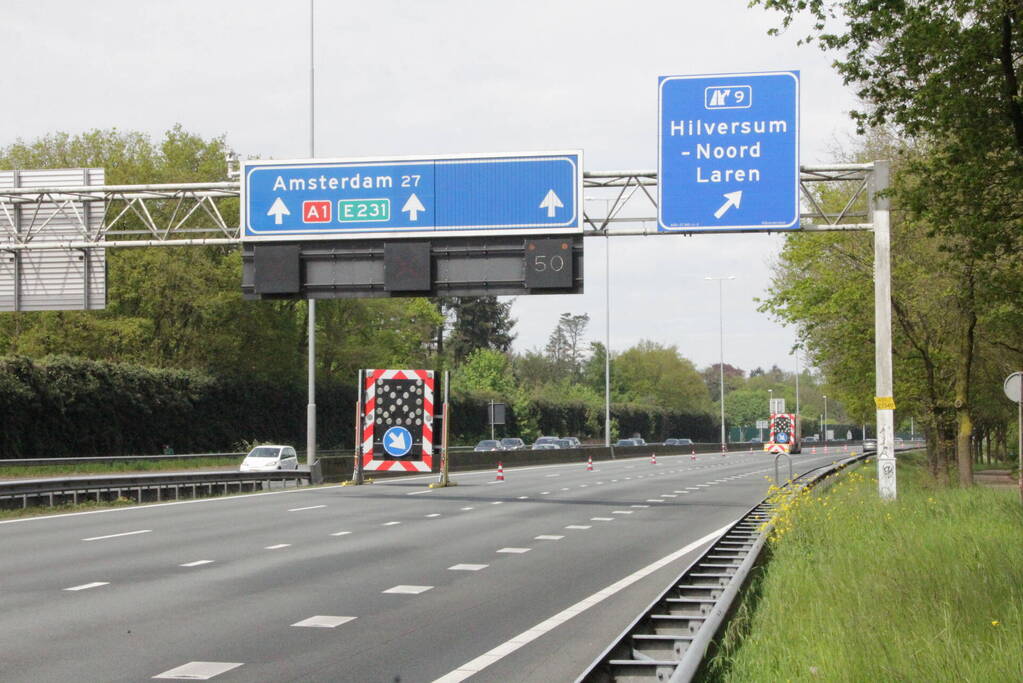 Snelweg afgesloten na gekantelde caravan