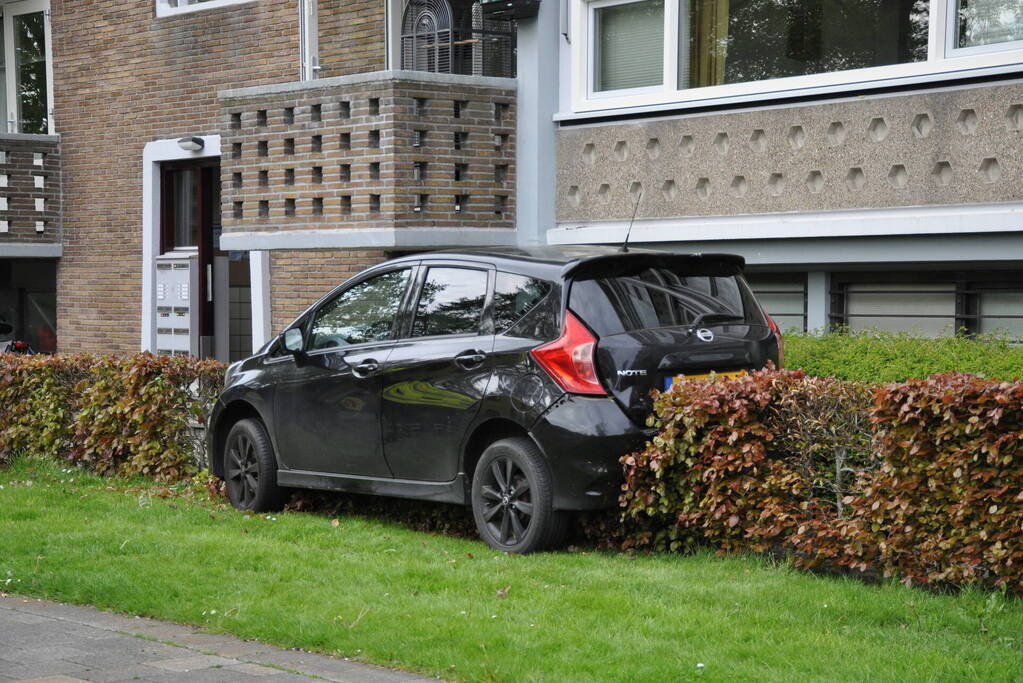 Auto ramt stroomkast belandt in bosjes