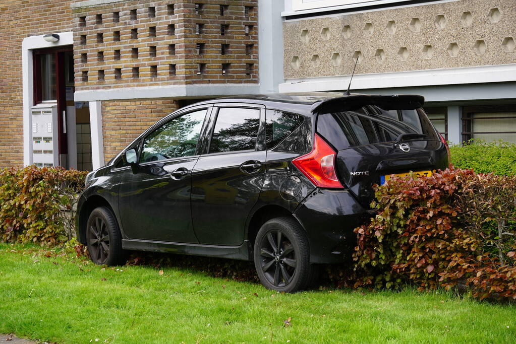 Auto ramt stroomkast belandt in bosjes