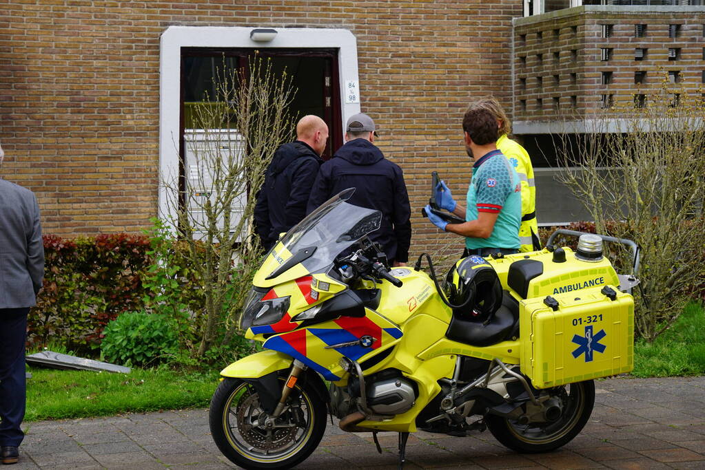 Auto ramt stroomkast belandt in bosjes