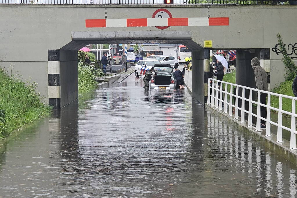 Auto komt vast te zitten in ondergelopen spoorviaduct