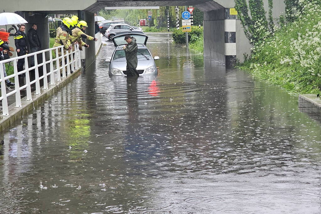 Auto komt vast te zitten in ondergelopen spoorviaduct