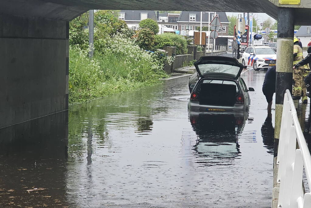 Auto komt vast te zitten in ondergelopen spoorviaduct