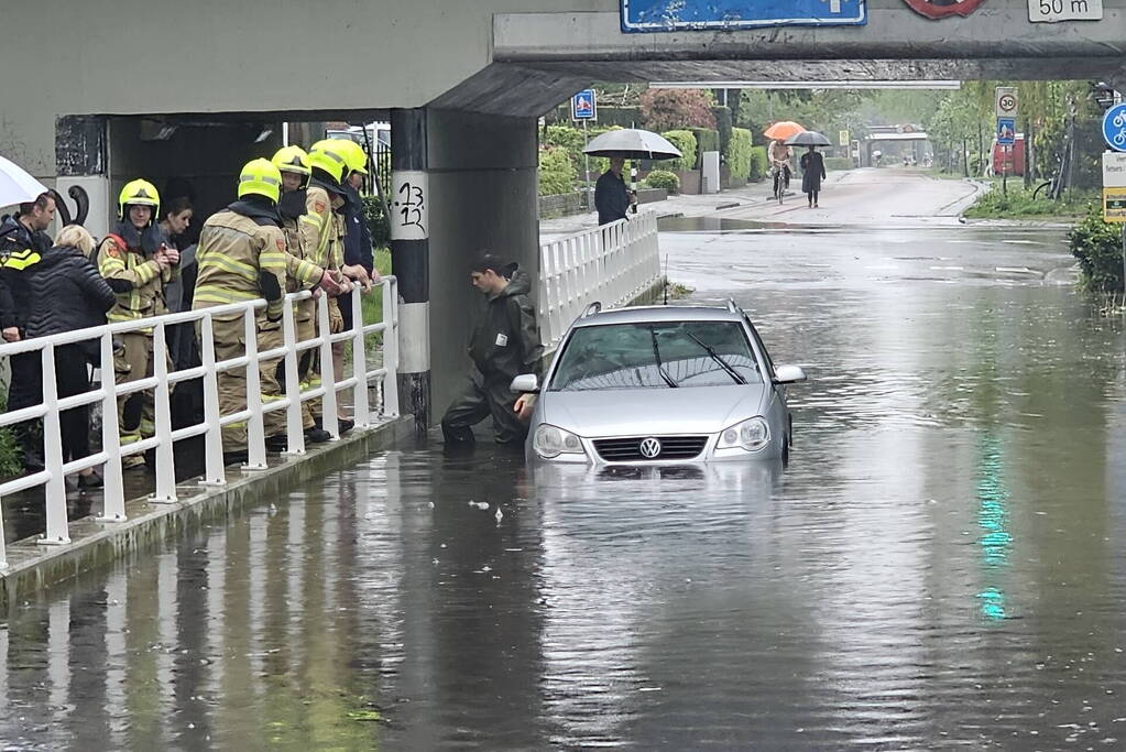 Auto komt vast te zitten in ondergelopen spoorviaduct