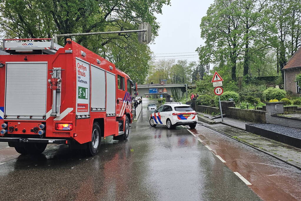 Auto komt vast te zitten in ondergelopen spoorviaduct