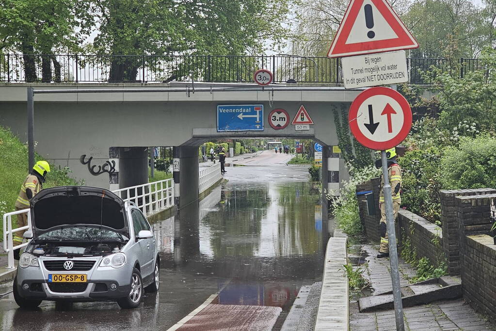 Auto komt vast te zitten in ondergelopen spoorviaduct