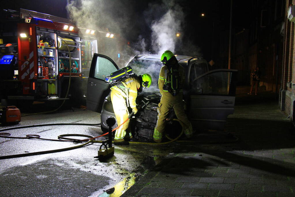 Voertuig vliegt in brand naast woning