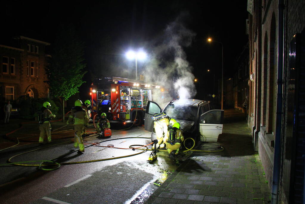 Voertuig vliegt in brand naast woning