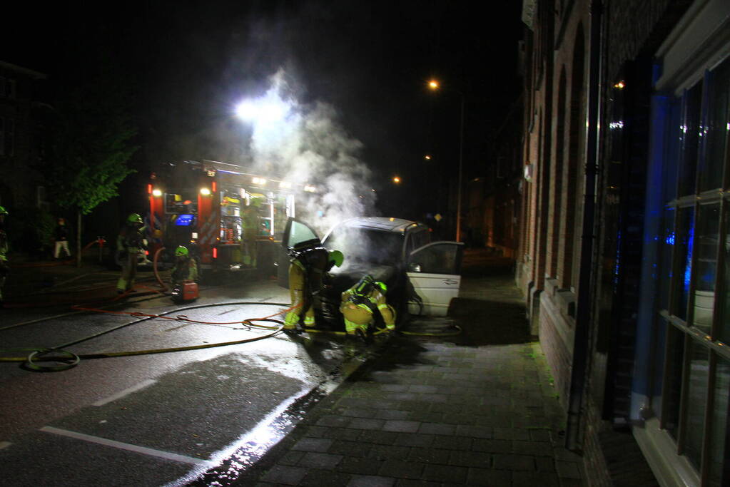 Voertuig vliegt in brand naast woning