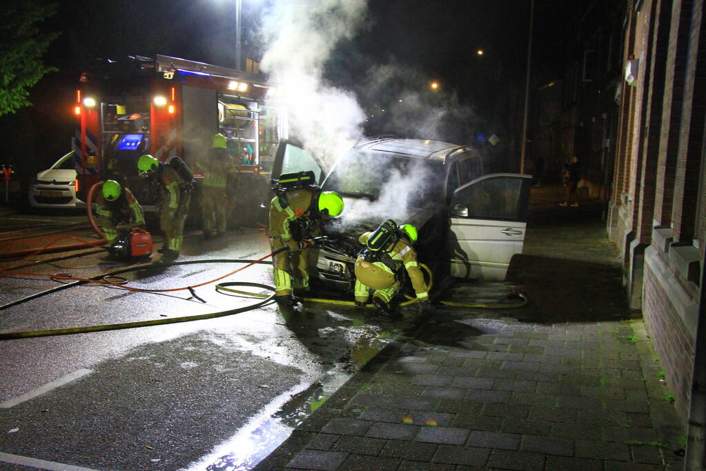 Voertuig vliegt in brand naast woning