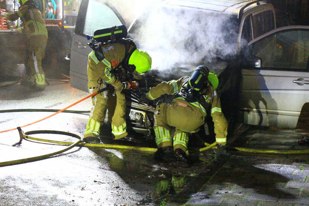 Voertuig vliegt in brand naast woning