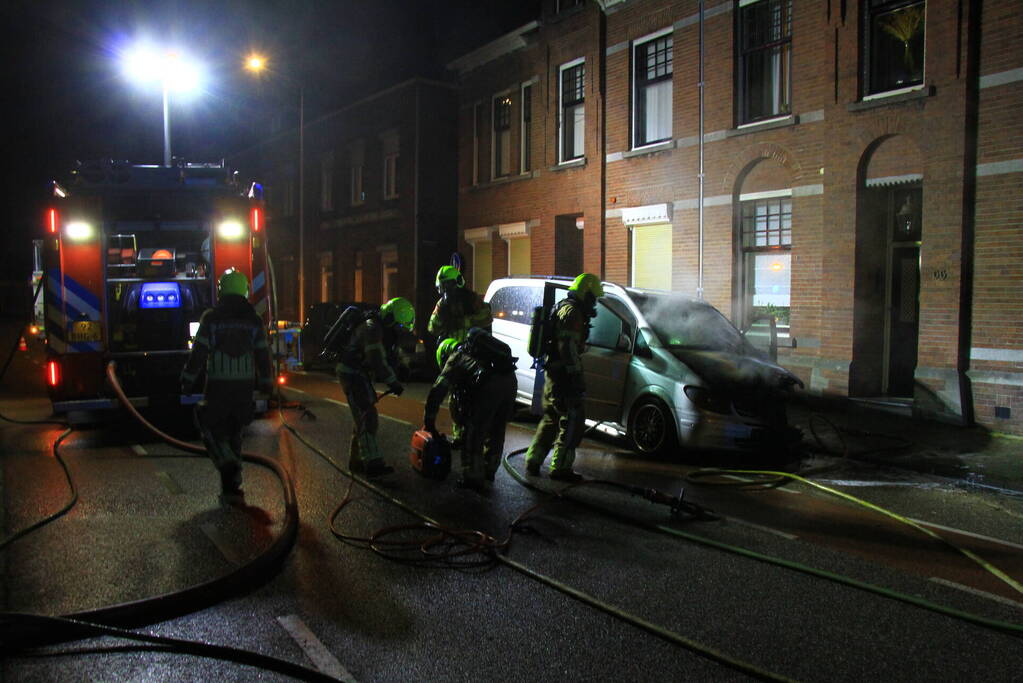 Voertuig vliegt in brand naast woning
