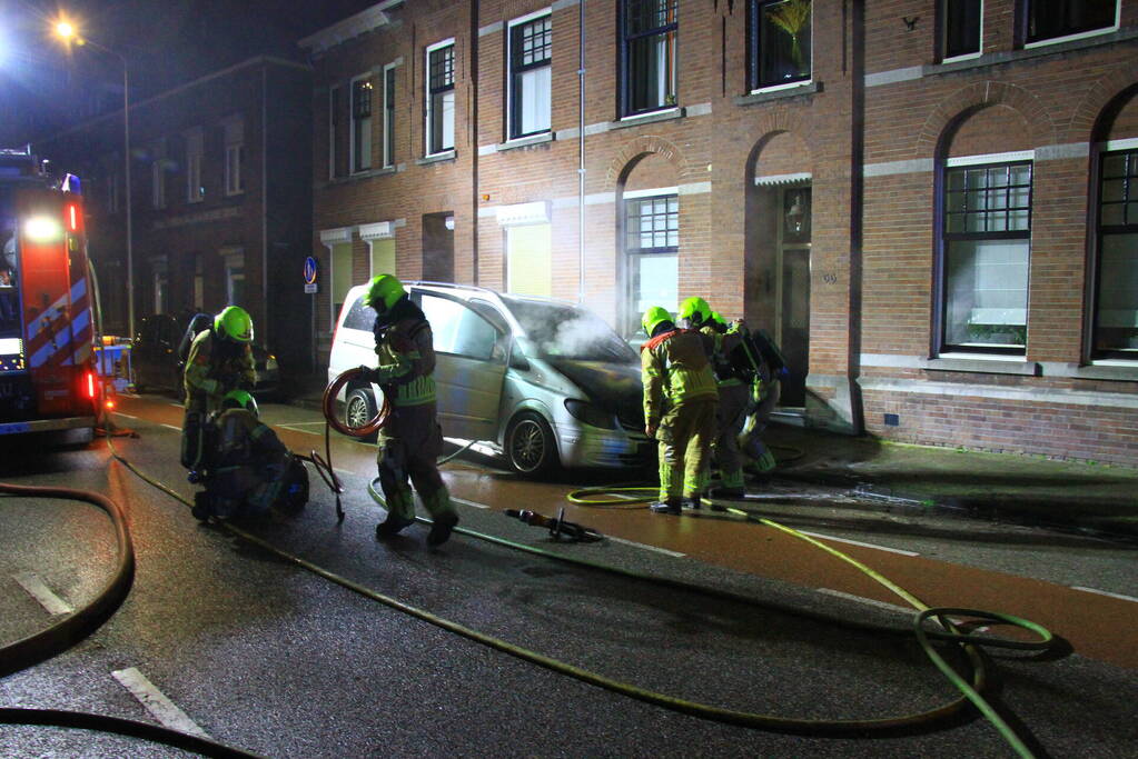 Voertuig vliegt in brand naast woning