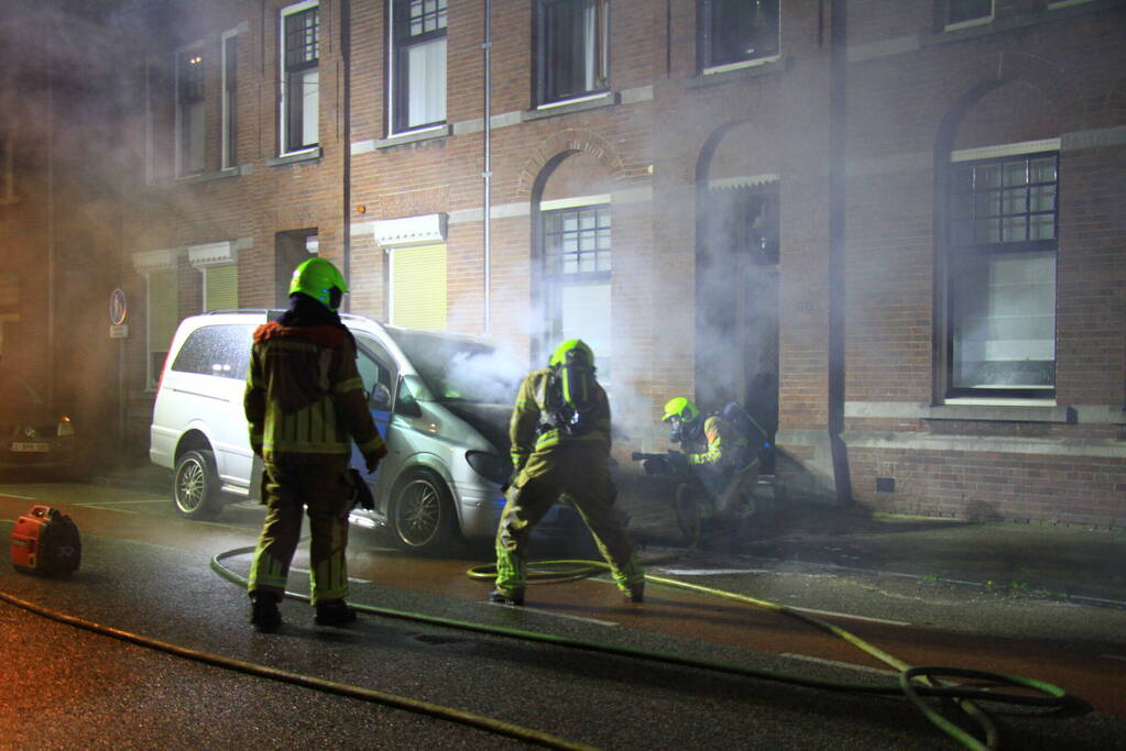 Voertuig vliegt in brand naast woning