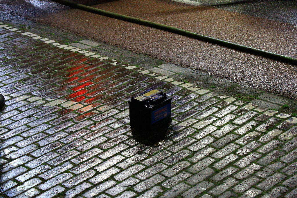 Voertuig vliegt in brand naast woning