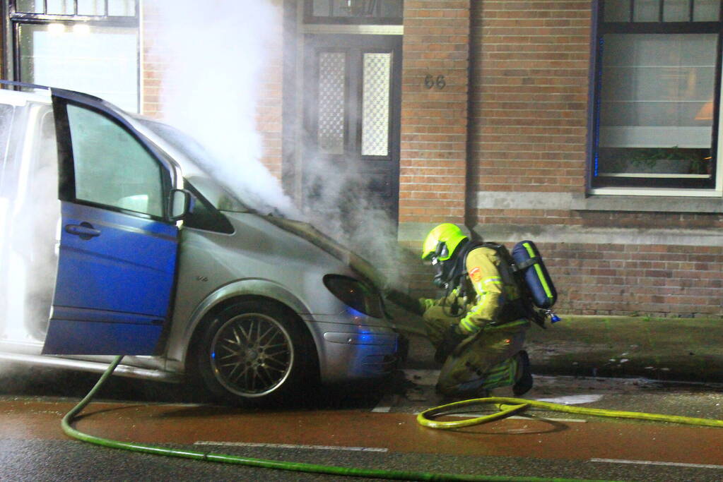 Voertuig vliegt in brand naast woning