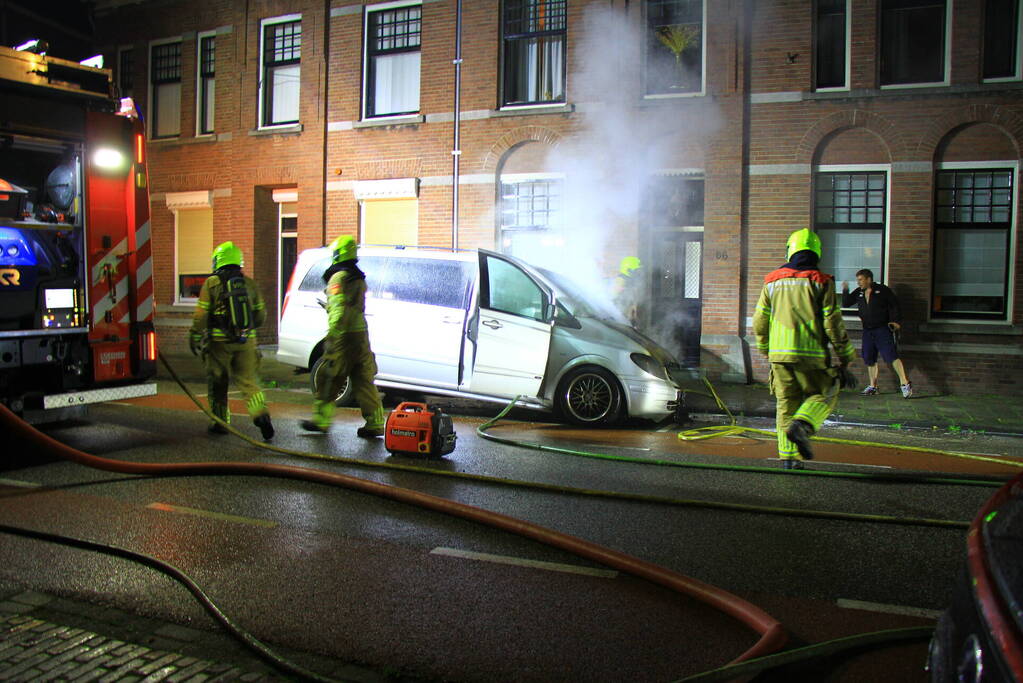 Voertuig vliegt in brand naast woning