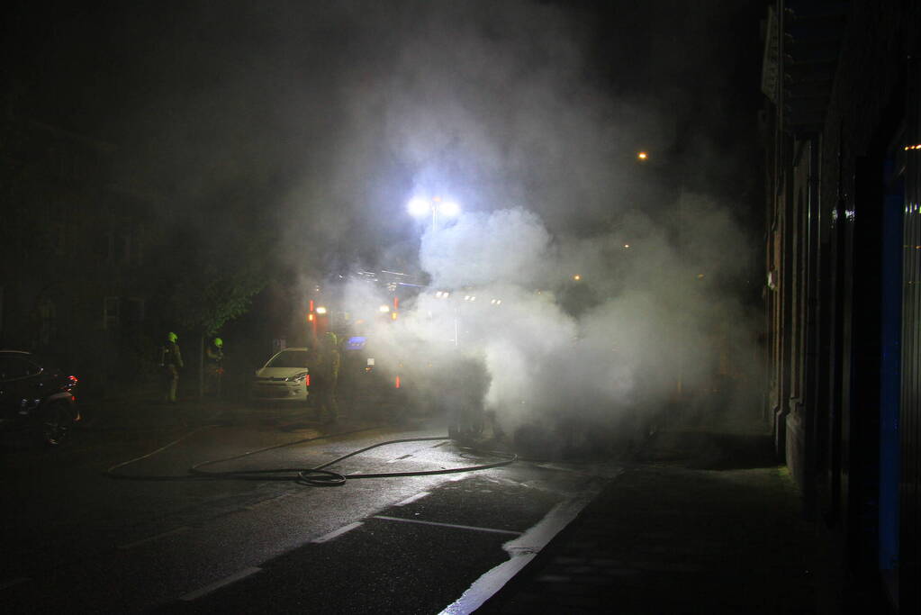 Voertuig vliegt in brand naast woning