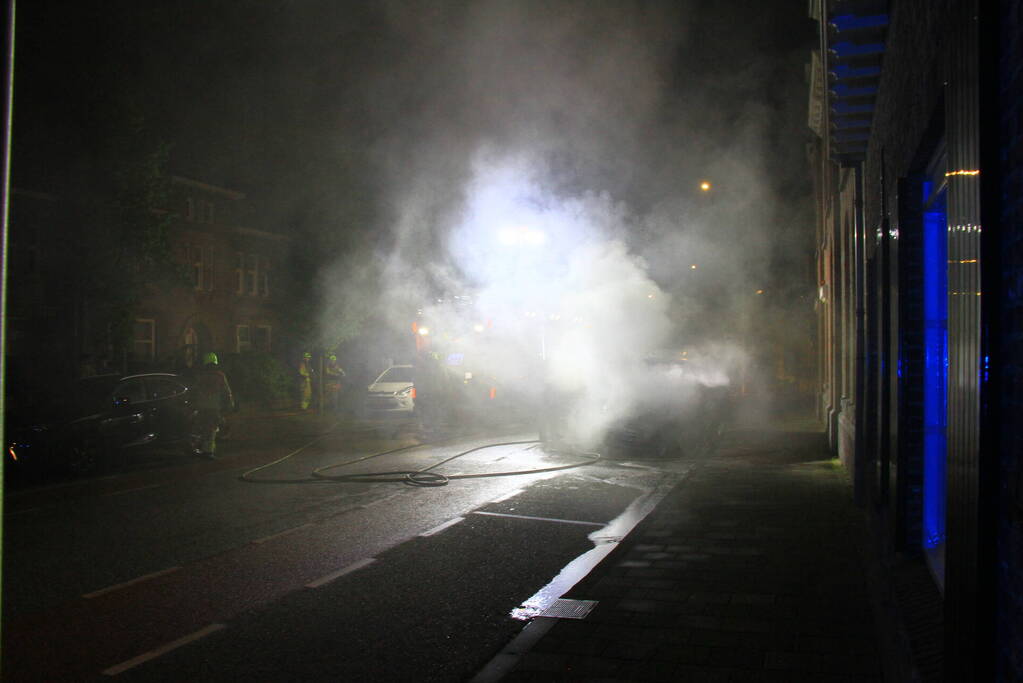 Voertuig vliegt in brand naast woning