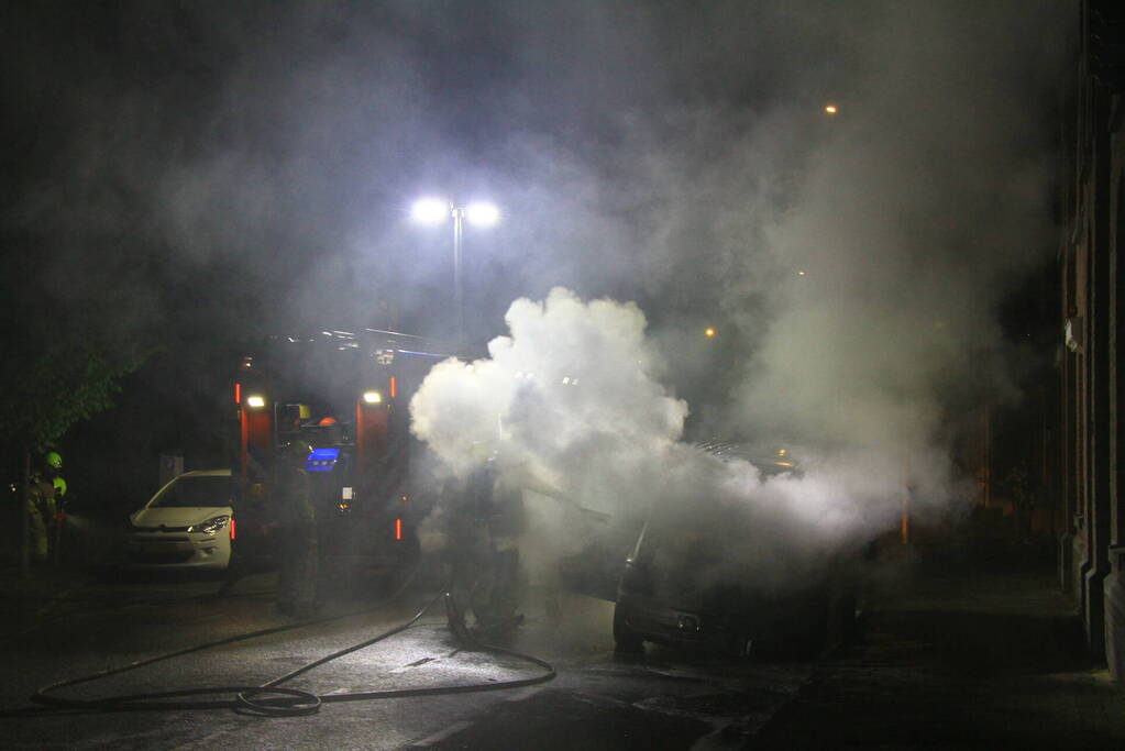 Voertuig vliegt in brand naast woning