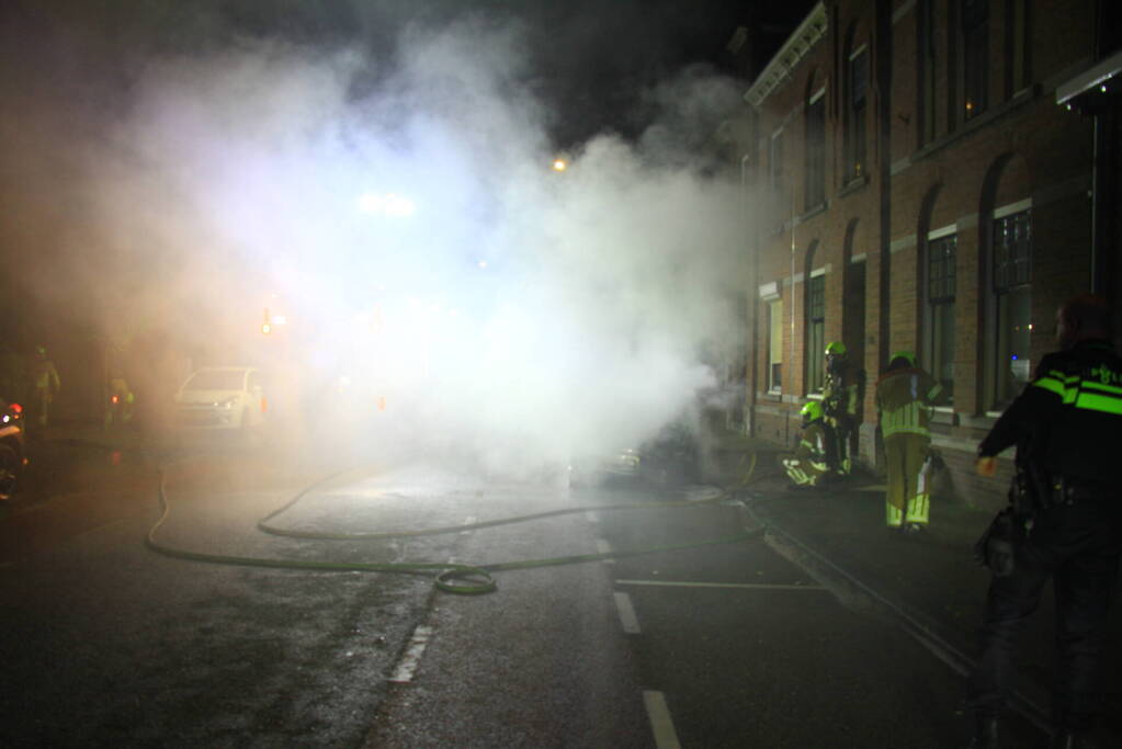 Voertuig vliegt in brand naast woning