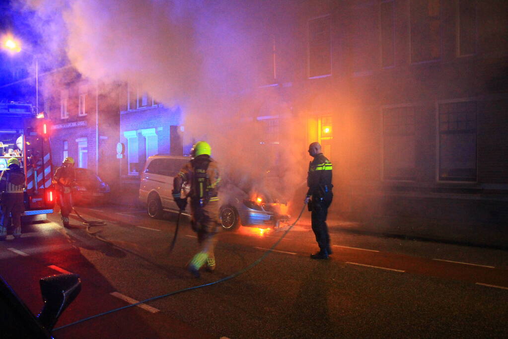 Voertuig vliegt in brand naast woning