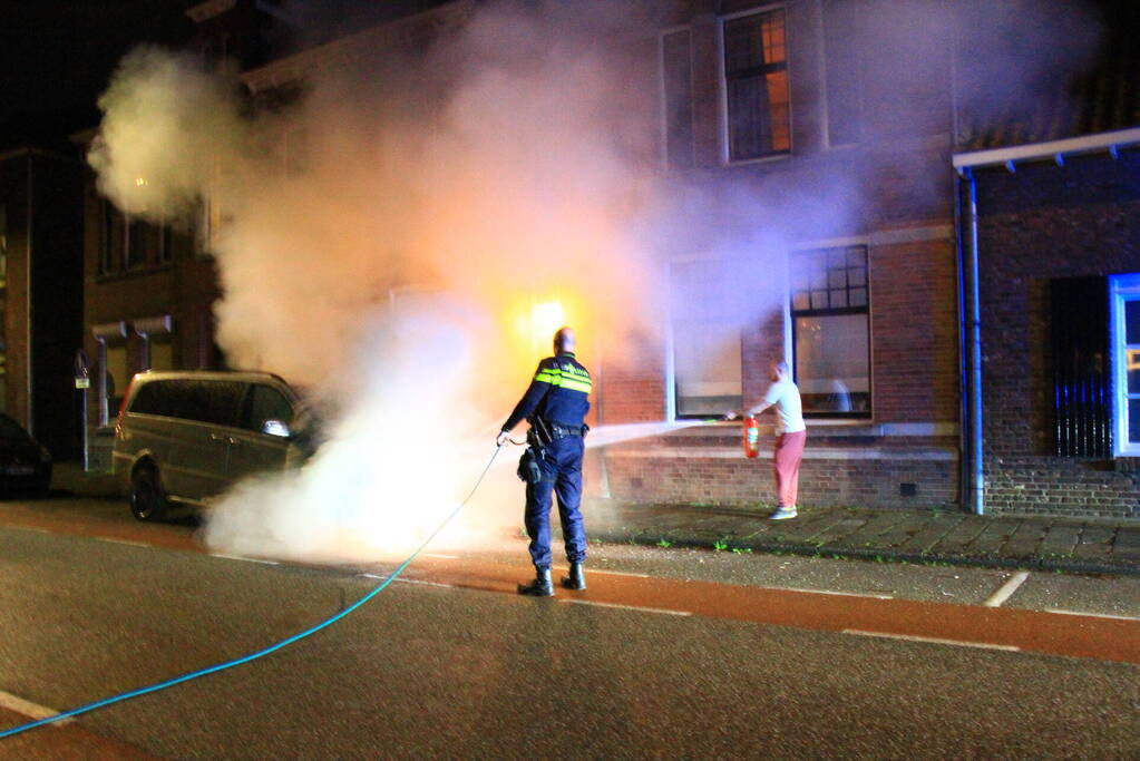 Voertuig vliegt in brand naast woning
