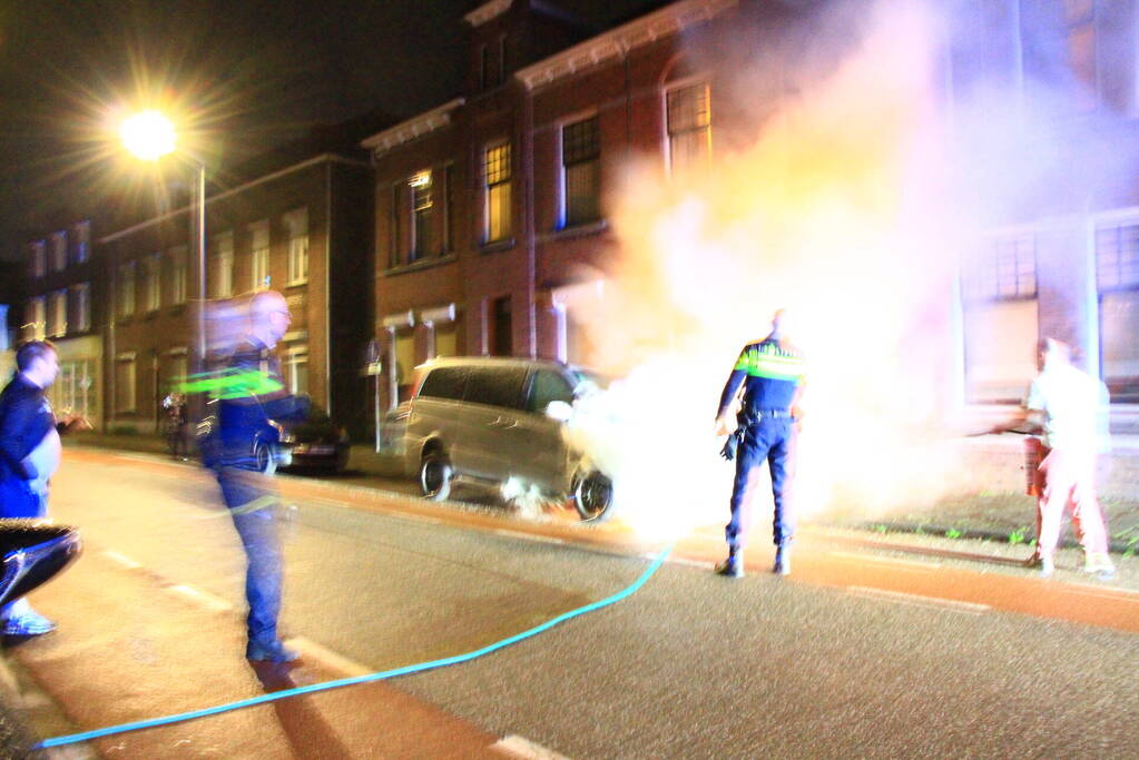 Voertuig vliegt in brand naast woning