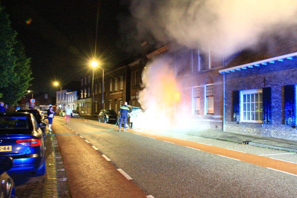 Voertuig vliegt in brand naast woning