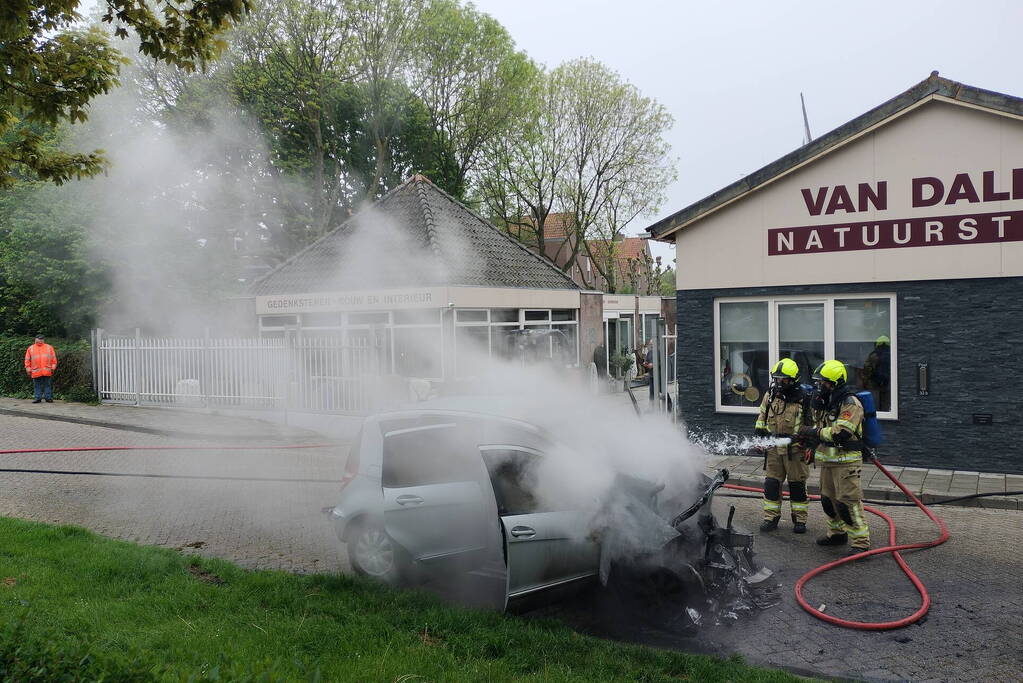 Auto vliegt spontaan in brand op oprit