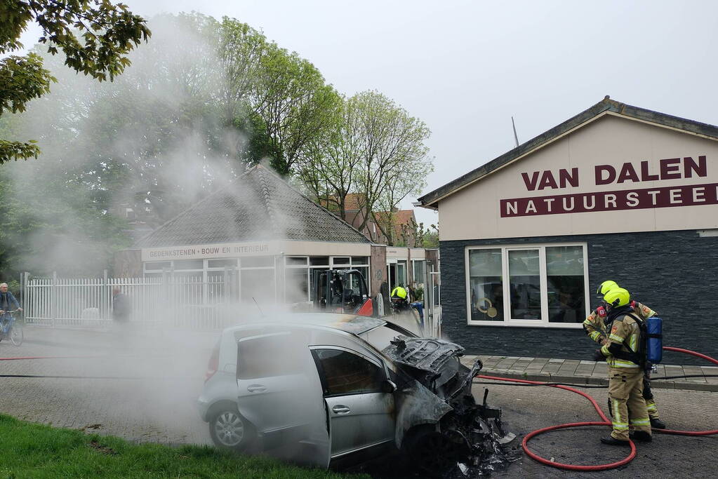 Auto vliegt spontaan in brand op oprit