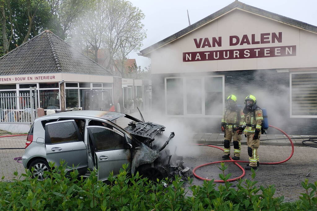 Auto vliegt spontaan in brand op oprit