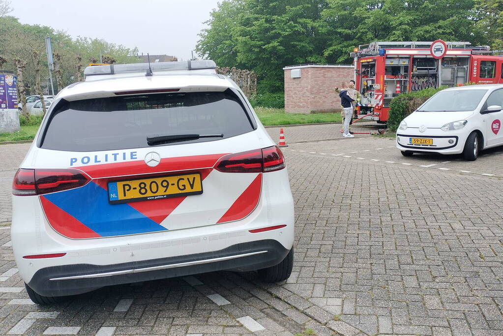 Auto vliegt spontaan in brand op oprit