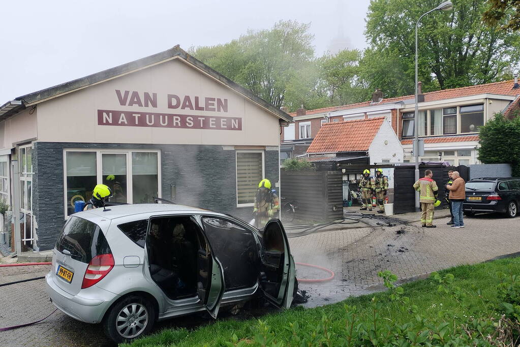 Auto vliegt spontaan in brand op oprit