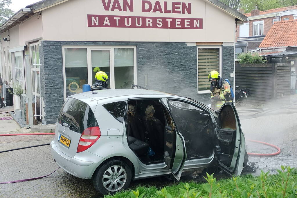 Auto vliegt spontaan in brand op oprit