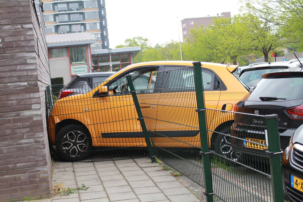 Automobilist trapt per ongeluk op gaspedaal en richt flinke schade aan